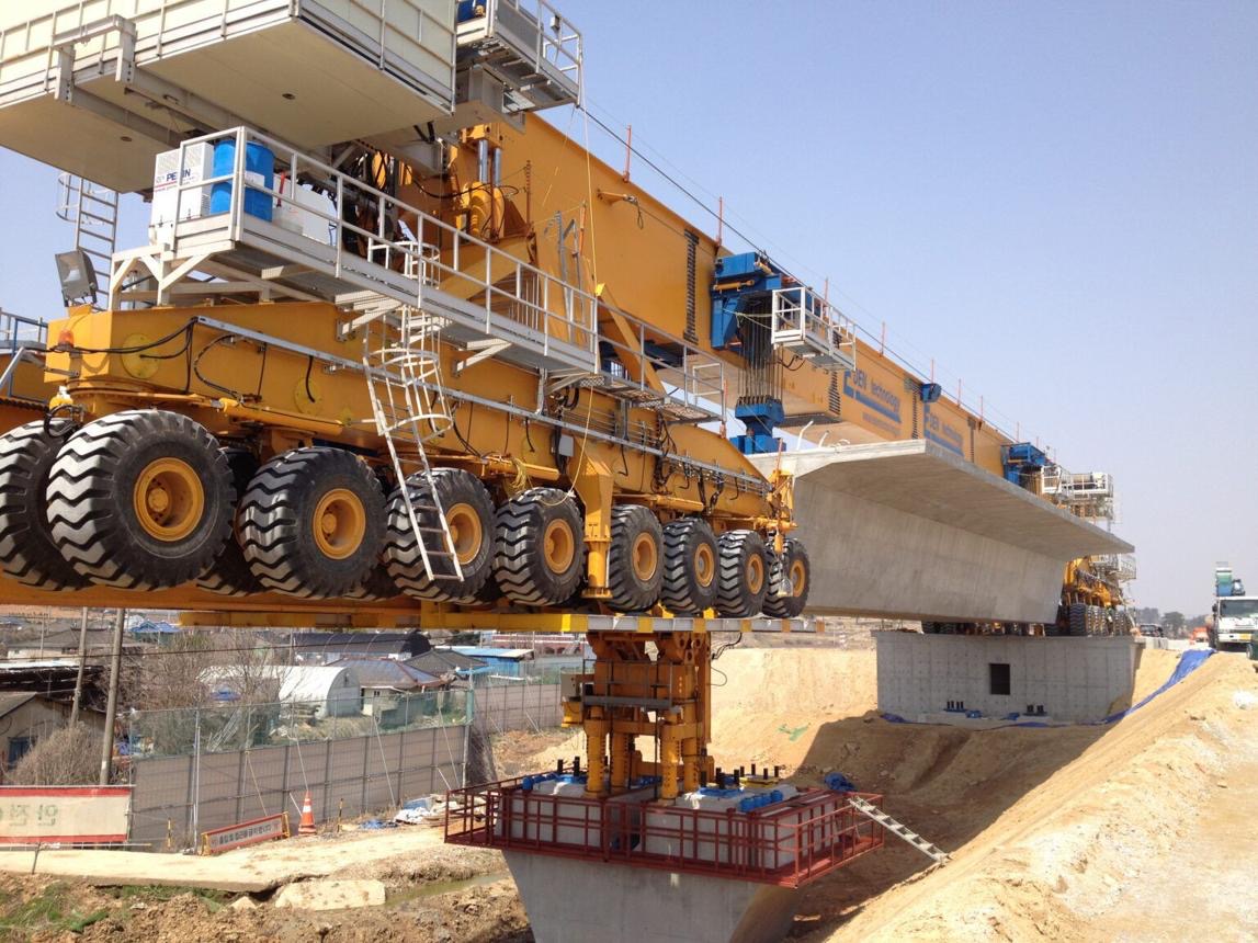 Launching Gantry กำลังยกชิ้นส่วนคานคอนกรีตระหว่างตอม่อสะพาน