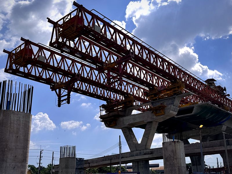 Launching Gantry โครงเหล็กสีแดงสองชุดบนทางยกระดับในประเทศไทย
